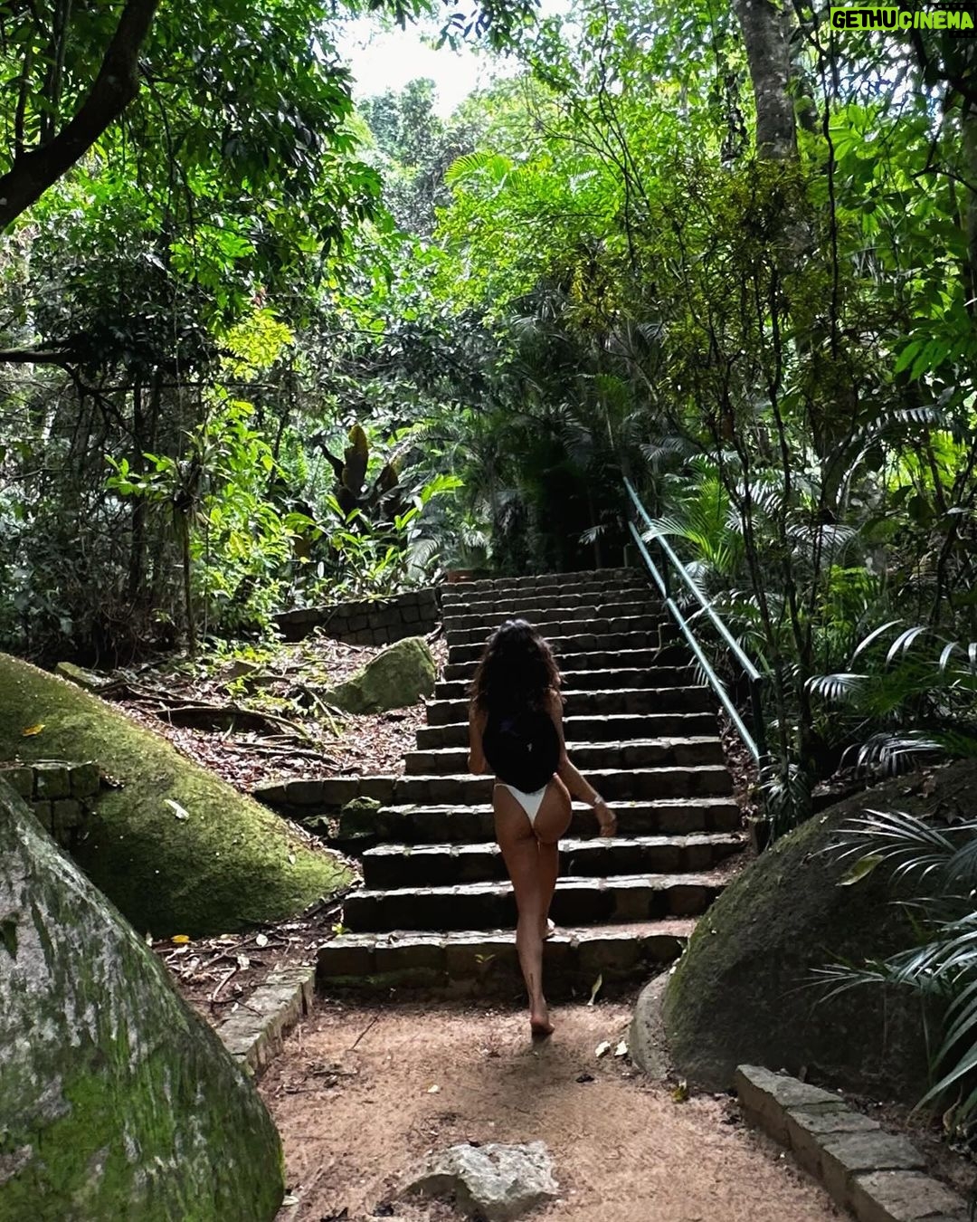 Isis Valverde Instagram - “Diz-se que, mesmo antes de um rio cair no oceano, ele treme de medo. Olha para trás, para toda a jornada, os cumes, as montanhas, o longo caminho sinuoso através das florestas, através dos povoados, e vê à sua frente um oceano tão vasto que entrar nele nada mais é do que desaparecer para sempre. Mas não há outra maneira. O rio não pode voltar. Ninguém pode voltar. Voltar é impossível na existência. Você pode apenas ir em frente. O rio precisa se arriscar e entrar no oceano. E somente quando ele entra no oceano é que o medo desaparece. Porque, apenas então, o rio saberá que não se trata de desaparecer no oceano. Mas tornar-se oceano. Por um lado é desaparecimento e por outro lado é renascimento.“ #Natureza #ClubMedLaReserve La Réserve, Club Med - Exclusive Colletion