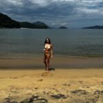 Isis Valverde Instagram - “Diz-se que, mesmo antes de um rio cair no oceano, ele treme de medo. Olha para trás, para toda a jornada, os cumes, as montanhas, o longo caminho sinuoso através das florestas, através dos povoados, e vê à sua frente um oceano tão vasto que entrar nele nada mais é do que desaparecer para sempre. Mas não há outra maneira. O rio não pode voltar. Ninguém pode voltar. Voltar é impossível na existência. Você pode apenas ir em frente. O rio precisa se arriscar e entrar no oceano. E somente quando ele entra no oceano é que o medo desaparece. Porque, apenas então, o rio saberá que não se trata de desaparecer no oceano. Mas tornar-se oceano. Por um lado é desaparecimento e por outro lado é renascimento.“ #Natureza #ClubMedLaReserve La Réserve, Club Med - Exclusive Colletion