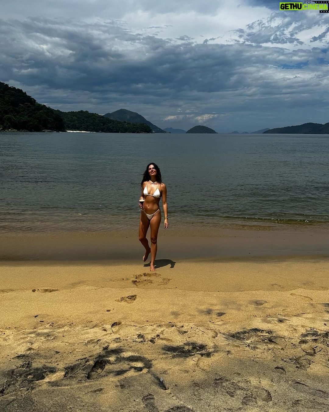 Isis Valverde Instagram - “Diz-se que, mesmo antes de um rio cair no oceano, ele treme de medo. Olha para trás, para toda a jornada, os cumes, as montanhas, o longo caminho sinuoso através das florestas, através dos povoados, e vê à sua frente um oceano tão vasto que entrar nele nada mais é do que desaparecer para sempre. Mas não há outra maneira. O rio não pode voltar. Ninguém pode voltar. Voltar é impossível na existência. Você pode apenas ir em frente. O rio precisa se arriscar e entrar no oceano. E somente quando ele entra no oceano é que o medo desaparece. Porque, apenas então, o rio saberá que não se trata de desaparecer no oceano. Mas tornar-se oceano. Por um lado é desaparecimento e por outro lado é renascimento.“ #Natureza #ClubMedLaReserve La Réserve, Club Med - Exclusive Colletion