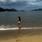 Isis Valverde Instagram - “Diz-se que, mesmo antes de um rio cair no oceano, ele treme de medo. Olha para trás, para toda a jornada, os cumes, as montanhas, o longo caminho sinuoso através das florestas, através dos povoados, e vê à sua frente um oceano tão vasto que entrar nele nada mais é do que desaparecer para sempre. Mas não há outra maneira. O rio não pode voltar. Ninguém pode voltar. Voltar é impossível na existência. Você pode apenas ir em frente. O rio precisa se arriscar e entrar no oceano. E somente quando ele entra no oceano é que o medo desaparece. Porque, apenas então, o rio saberá que não se trata de desaparecer no oceano. Mas tornar-se oceano. Por um lado é desaparecimento e por outro lado é renascimento.“ #Natureza #ClubMedLaReserve La Réserve, Club Med - Exclusive Colletion
