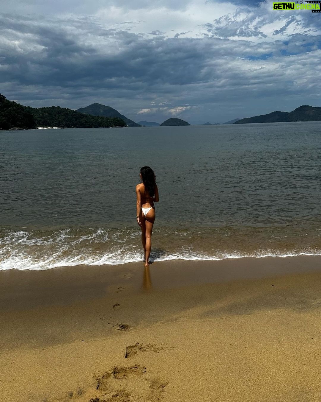 Isis Valverde Instagram - “Diz-se que, mesmo antes de um rio cair no oceano, ele treme de medo. Olha para trás, para toda a jornada, os cumes, as montanhas, o longo caminho sinuoso através das florestas, através dos povoados, e vê à sua frente um oceano tão vasto que entrar nele nada mais é do que desaparecer para sempre. Mas não há outra maneira. O rio não pode voltar. Ninguém pode voltar. Voltar é impossível na existência. Você pode apenas ir em frente. O rio precisa se arriscar e entrar no oceano. E somente quando ele entra no oceano é que o medo desaparece. Porque, apenas então, o rio saberá que não se trata de desaparecer no oceano. Mas tornar-se oceano. Por um lado é desaparecimento e por outro lado é renascimento.“ #Natureza #ClubMedLaReserve La Réserve, Club Med - Exclusive Colletion