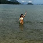 Isis Valverde Instagram – “Diz-se que, mesmo antes de um rio cair no oceano, 
ele treme de medo.

Olha para trás, para toda a jornada,
os cumes, as montanhas,
o longo caminho sinuoso
através das florestas,
através dos povoados,
e vê à sua frente um oceano tão vasto
que entrar nele nada mais é
do que desaparecer para sempre.

Mas não há outra maneira.
O rio não pode voltar.
Ninguém pode voltar.
Voltar é impossível na existência.
Você pode apenas ir em frente.
O rio precisa se arriscar e entrar no oceano.
E somente quando ele entra no oceano
é que o medo desaparece.

Porque, apenas então,
o rio saberá que não se trata
de desaparecer no oceano.
Mas tornar-se oceano.

Por um lado é desaparecimento
e por outro lado é renascimento.“

#Natureza #ClubMedLaReserve La Réserve, Club Med – Exclusive Colletion