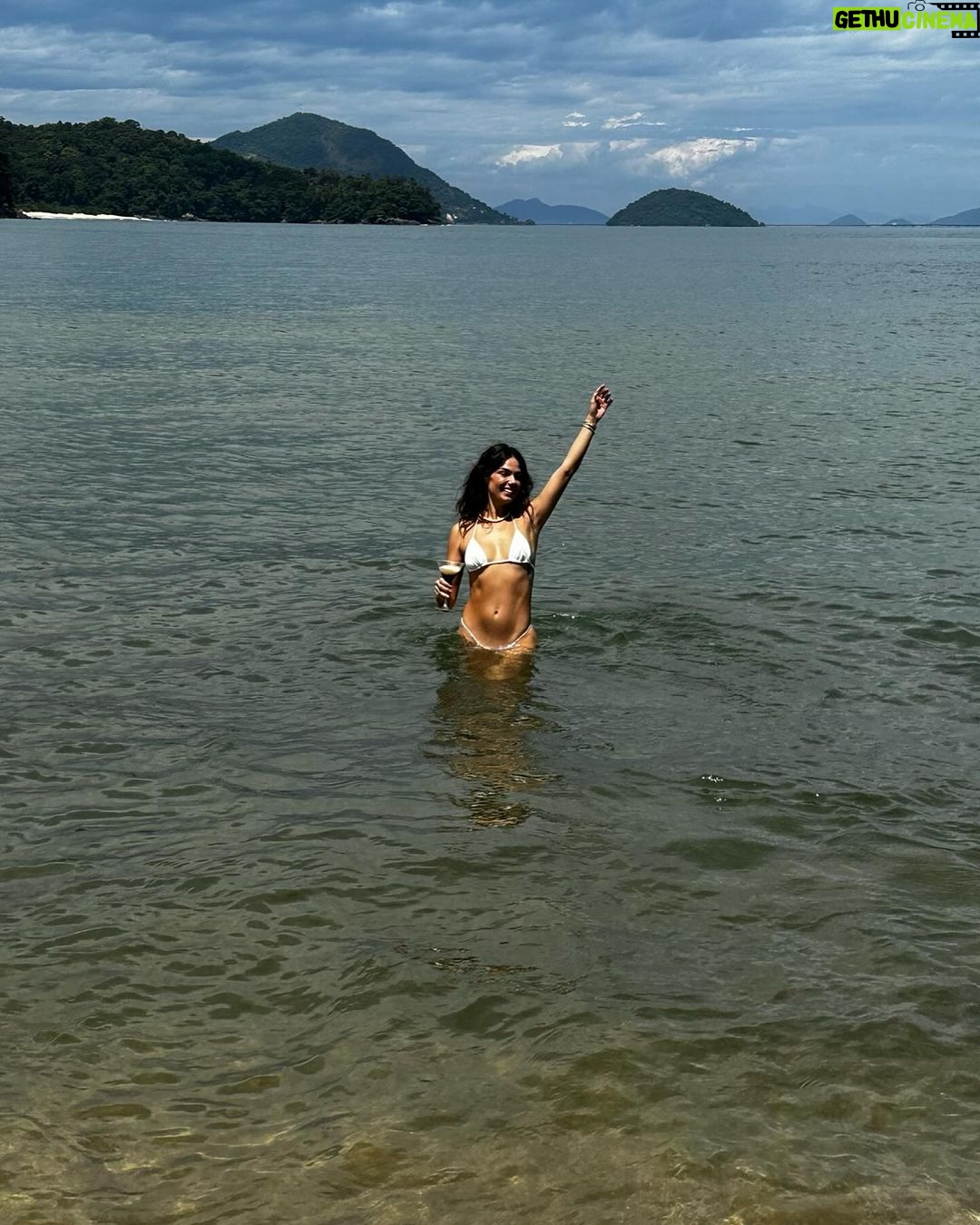 Isis Valverde Instagram - “Diz-se que, mesmo antes de um rio cair no oceano, ele treme de medo. Olha para trás, para toda a jornada, os cumes, as montanhas, o longo caminho sinuoso através das florestas, através dos povoados, e vê à sua frente um oceano tão vasto que entrar nele nada mais é do que desaparecer para sempre. Mas não há outra maneira. O rio não pode voltar. Ninguém pode voltar. Voltar é impossível na existência. Você pode apenas ir em frente. O rio precisa se arriscar e entrar no oceano. E somente quando ele entra no oceano é que o medo desaparece. Porque, apenas então, o rio saberá que não se trata de desaparecer no oceano. Mas tornar-se oceano. Por um lado é desaparecimento e por outro lado é renascimento.“ #Natureza #ClubMedLaReserve La Réserve, Club Med - Exclusive Colletion