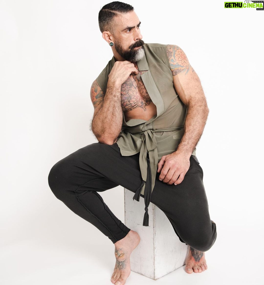 Israel Zamora Instagram - @orttu_official @onegoldenthread #fashion #photoshoot with the very talented @darrenstone_photography #styling by @hermes_israel_
