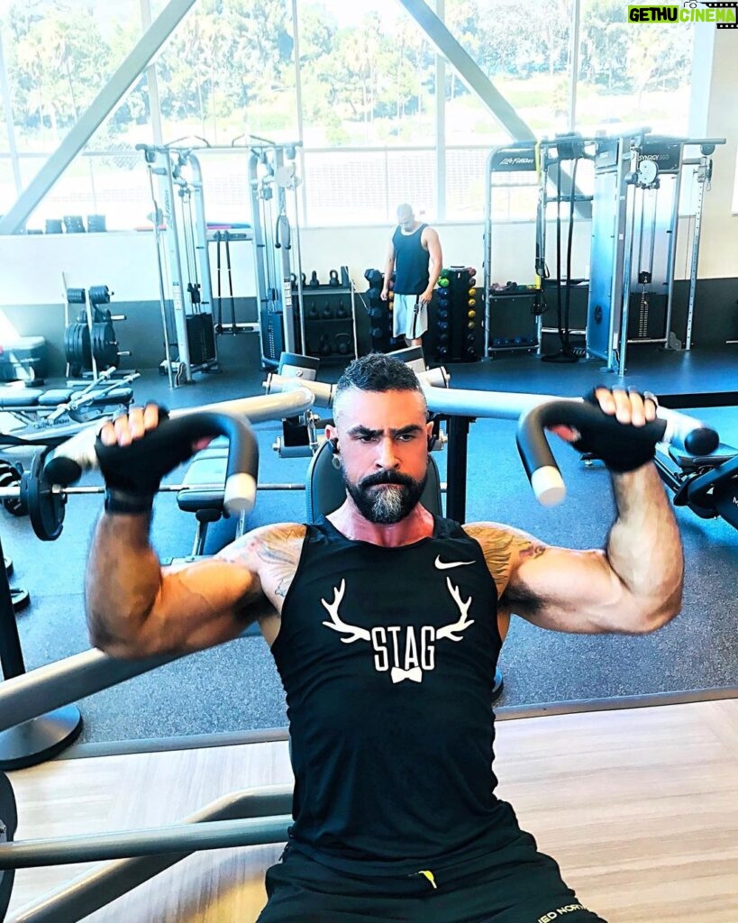 Israel Zamora Instagram - Birthday shoulder day! #gymrat #gaymusclebear #muscle #beast #tattoos #scruffygay #scruffyhomo #daddykink