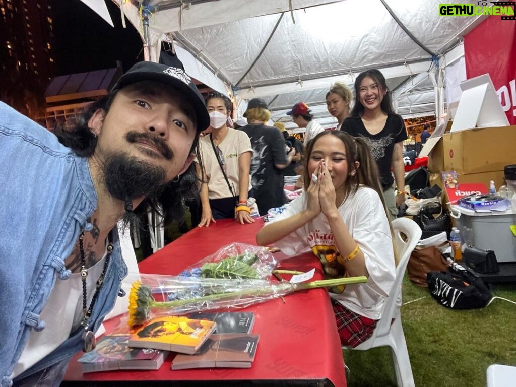 Itchnakorn Pheungkiatrasmee Instagram - โคโยตี้กินข้าวเหนียวมะม่วงบนรถปิกอัพ ! @phuckitol #monstermusicfestival