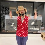 Itchnakorn Pheungkiatrasmee Instagram - กลับมาจากคอนเสริตจีนแลป กว่าจะออกจากที่จอดรถได้นรกแตก ถึงบ้านเจอกล่องพัสดุ ได้เสื้อมา 2 ตัว ขอบคุณคานิวัลมากๆครับ @carnivalbkk ขอบคุณไอติมด้วย #carnival