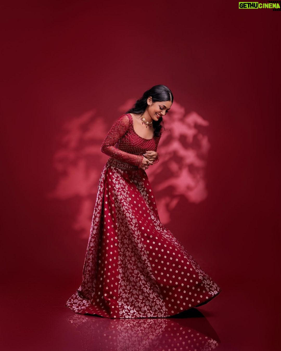 Ivana Instagram - π Photography @jibinartist Stylist @stylewithandriya Makeup @brahma_hairandmakeup Outfit @thunnal Jewellery @cressidasignaturejewels Assistant Stylist @_aleenaraju @eb___it Studio @tinyturtle.media