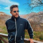 Ivo Arakov Instagram - На Вазовия водопад. Разходката там е Еко, но не е лЕко! Таквизи стълби има неудобни, че…разтегнах. Иначе… Ей ме на, целия облечен в Целина и Белина! Всичко най-подходящо за разходка в гората (един приятел тъй ми речи @gabrnikolaeva ) Чи ко не му харесвати? Нагизден съм си топ. Млад съм още, угаждам си 😄😄😄 #yolo #celine #park #climbing #balenciaga Вазова Еко Пътека