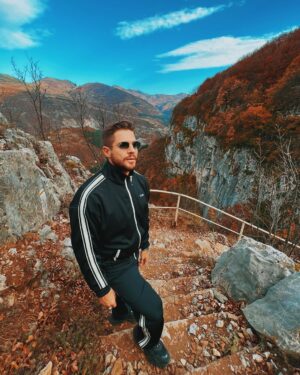 Ivo Arakov Instagram - Всеки ден е нова възможност за ново начало и стъпка към позитивната промяна, която винаги сте искали в живота си! Или както се казва “от понеделник почвам” 
✌️😜 Но какво ли разбирам и аз 😄 #new #beginning единствено, че не трябва да започваш дело само за да го приключиш това е ⛔️ че не сте на мястото си! Хубава седмица 😇