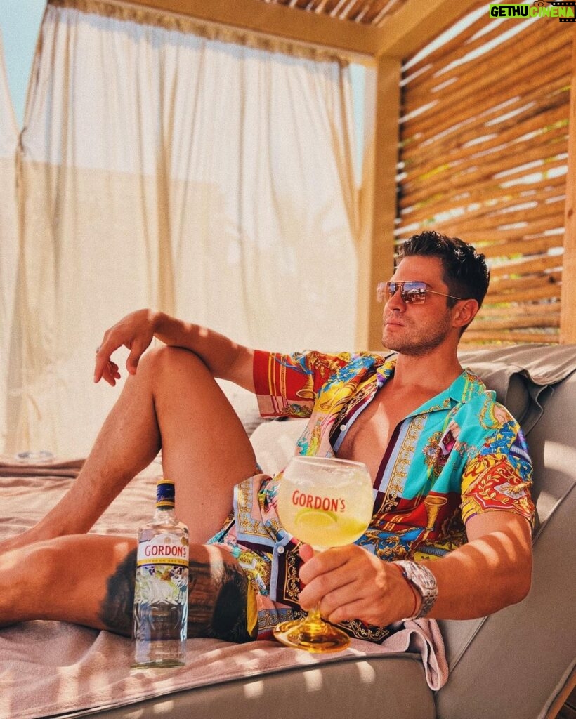 Ivo Arakov Instagram - Към лятното чудо разнообразявам с коктейлите на Gordon’s Gin по проста майсторска рецепта: •Добро настроение •50 мл джин •150 мл тоник •Резен лайм за декорация 🍋🌴 Sunny Beach