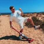 Ivo Arakov Instagram - Ако и на вашия плаж вече няма пясък и е изчезнал безследно, вероятността да съм бил там е голяма. Споделям ви болката си от това, как колата ми е вечно облята с пясък. Но решението идва компактно с мултифункционалната, безкабелна прахосмукачка Flexxo Gen2 на Bosch #bosch #likeabosch #bsh #boschhome @boschhomebg Kavatsite