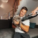 Ivo Arakov Instagram - Запознаваме стопанина на къщата с помощните инструменти за събиране на старите пуловери през есенния период. С акумулаторната прахосмукачка Flexxo Gen2 Pro Animal на Bosch събирате космите на домашния ви любимец от всички повърхности с неочаквана лекота, а и на него ще му хареса. #bosch #boschhome #boschhomebg #boschathome Sofia, Bulgaria