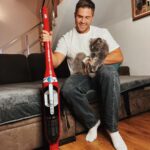 Ivo Arakov Instagram - Запознаваме стопанина на къщата с помощните инструменти за събиране на старите пуловери през есенния период. С акумулаторната прахосмукачка Flexxo Gen2 Pro Animal на Bosch събирате космите на домашния ви любимец от всички повърхности с неочаквана лекота, а и на него ще му хареса. #bosch #boschhome #boschhomebg #boschathome Sofia, Bulgaria