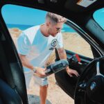 Ivo Arakov Instagram - Ако и на вашия плаж вече няма пясък и е изчезнал безследно, вероятността да съм бил там е голяма. Споделям ви болката си от това, как колата ми е вечно облята с пясък. Но решението идва компактно с мултифункционалната, безкабелна прахосмукачка Flexxo Gen2 на Bosch #bosch #likeabosch #bsh #boschhome @boschhomebg Kavatsite