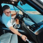 Ivo Arakov Instagram - Ако и на вашия плаж вече няма пясък и е изчезнал безследно, вероятността да съм бил там е голяма. Споделям ви болката си от това, как колата ми е вечно облята с пясък. Но решението идва компактно с мултифункционалната, безкабелна прахосмукачка Flexxo Gen2 на Bosch #bosch #likeabosch #bsh #boschhome @boschhomebg Kavatsite