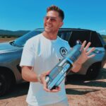 Ivo Arakov Instagram - Ако и на вашия плаж вече няма пясък и е изчезнал безследно, вероятността да съм бил там е голяма. Споделям ви болката си от това, как колата ми е вечно облята с пясък. Но решението идва компактно с мултифункционалната, безкабелна прахосмукачка Flexxo Gen2 на Bosch #bosch #likeabosch #bsh #boschhome @boschhomebg Kavatsite