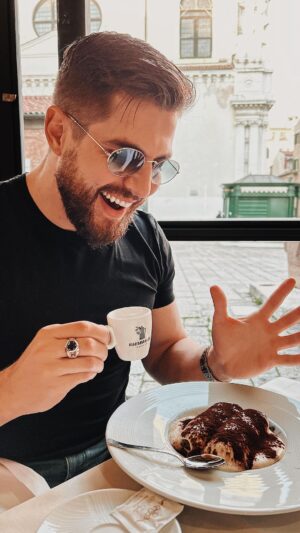 Ivo Arakov Instagram - Тези хора току що ми подсказаха вариант, в който бързо и лесно, в домашни условия мога да кача още 5 кила до края на месеца! Аз вече действам по въпроса, а ти? 💪😁🥳🎉