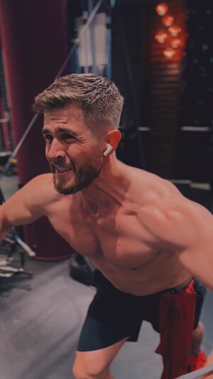 Ivo Arakov Instagram - 🎉 Когато 🧸 вече е облякъл зимния кожух! 

Весело посрещане на всички, които са в залата, а не на масата! 💪😂

This is Thor level ( @chrishemsworth ) approved post! ✌️😁

Feeling blessed being worthy of the 🔨