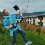 Ivo Arakov Instagram - Ако се чудите, защо вече няма листа по дърветата и поляните, спрете да го правите. С новата прахосмукачка Bosch “Unlimited 7” успях да събера всички листа и да подготвя терена за снеговете тази зима. Да треперят снежинките, че и тях ще ги грози подобна съдба, като се подготвям за пролетта! ✌️😄 #bosch #boschhome #boschhomebg #boschathome @boschhomebg Sofia, Bulgaria