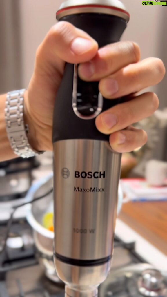 Ivo Arakov Instagram - Успешно минах тест в приготвянето на пюрета. И тренировките ми за добър чичо са с отличен. А вакуумиращата приставка към пасатора на Bosch Maxo Mixx е просто бижу за запазването на качествата на всички тези вкусотийки за по-дълго време! #bosch #boschhome #boschhomebg #boschathome @boschhomebg Sofia, Bulgaria