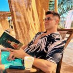 Ivo Arakov Instagram - Четеш книга, радваш се на хубавото време, имаш коктейл, после рязко осъзнаваш, че началото на почивката ти е края на лятото и от другата седмица си отново в цветния екшън! @pulzebulgaria Созопол