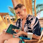 Ivo Arakov Instagram - Четеш книга, радваш се на хубавото време, имаш коктейл, после рязко осъзнаваш, че началото на почивката ти е края на лятото и от другата седмица си отново в цветния екшън! @pulzebulgaria Созопол
