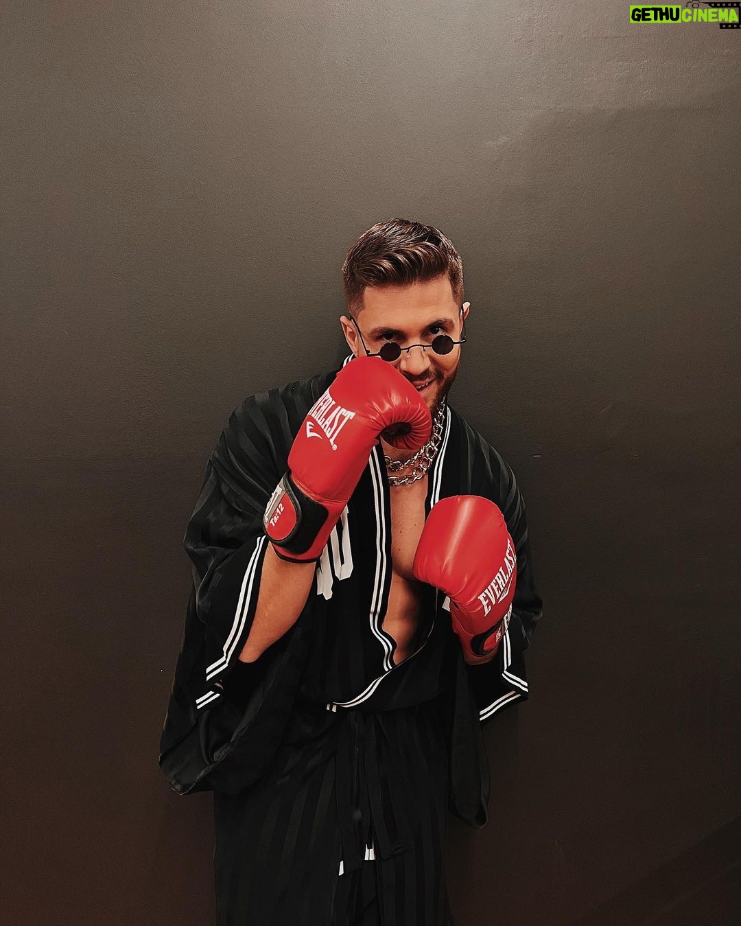 Ivo Arakov Instagram - Очаквайте съвсем скоро новият ни проект “ #Фитнеси ” по идея на @kirill___kirilovv и музика на @iskrata_ Участват още @kirilefremov_official и @viktor_s_s Премиерната дата ще споделим в предстоящата седмица. Следете профилите ни, за да сте сред първите, които ще опитат емоцията от най-горещото зимно парче. Наздраве 🔥💪😎 Sofia, Bulgaria