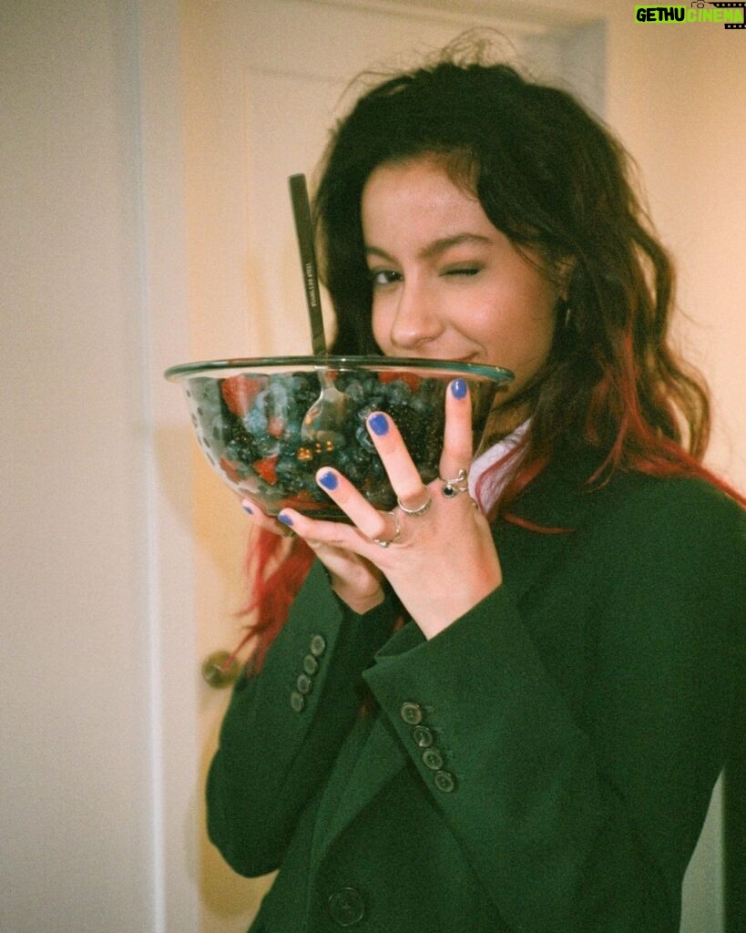 Izabella Alvarez Instagram - Just a girl and her berries Montreal, Quebec