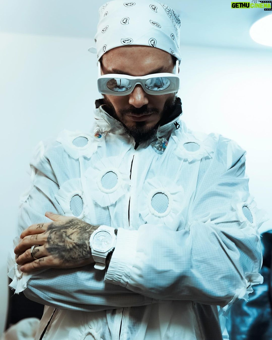 J Balvin Instagram - Que energía ⚡️Siempre en alta con my @gshock_casio_official @gshock_us Los amo, GRACIAS