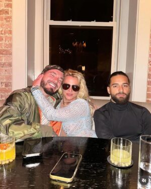 J Balvin Instagram - Colmillo ya afuera!! 🩸🦷
@britneyspears ya la aprobó y @maluma nuevamente mal en el amor 🤣