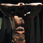 J Balvin Instagram - Colmillo ya afuera!! 🩸🦷 @britneyspears ya la aprobó y @maluma nuevamente mal en el amor 🤣
