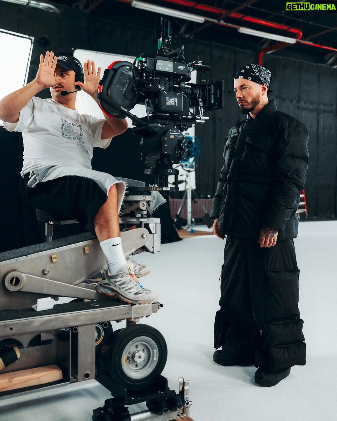 J Balvin Instagram - Colmillo 11/10 - 3:00PM 🧛