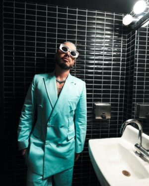 J Balvin Instagram - Mi herm- @anitta me hace sentir cerca de Brasil!! 🇧🇷💚 los extraño, pronto los veo ⚡️