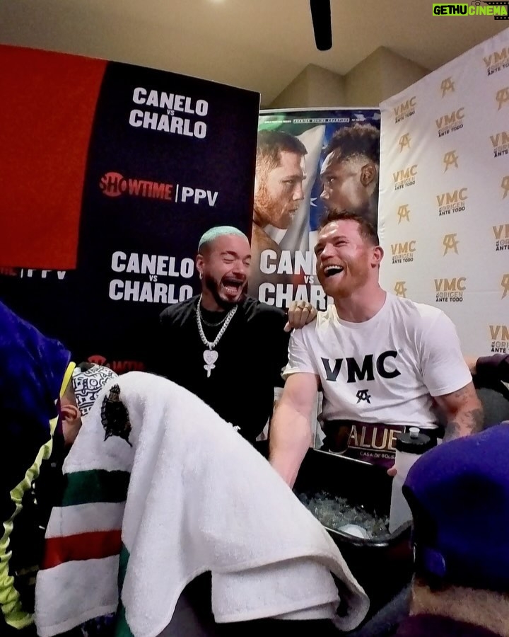 J Balvin Instagram - Feliz de acompañarte en esta victoria e inspirarme hermanito de mi vida como me dices tu! @canelo 🥊 Latino Gangggg 🇲🇽 + 🇨🇴