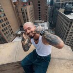 J Balvin Instagram - Por mucho que la vida a veces nos de esos días en donde todo es diferente, lo que vale es sonreír, enseñar los dientes no tiene costo, la vibra en alta y el corazón entregado hacia los que más queremos. Un dia a la vez porque hoy es lo único que en realidad tenemos y ustedes son los que me brindan esa energía para continuar, no vamos a parar. Jose.