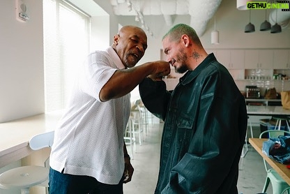 J Balvin Instagram - Siempre le saco sonrisas hasta a los mas bravos 😅 @miketyson #hotboxinpodcast