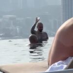 J Balvin Instagram - Cuando piensas que nadie te está viendo y te agarran modo sexy con el vaso de agua 😂😂😂😂😂😂 ni pasión de gavilanes se atrevió a tanto en Singapur. Jejjeje gracias @djpope por el video … esta me la pagas jejeje saben quien es Balvin les presento a Jose. Jejejjee Sonrían que esto es un ratico 🙏🙏🙏🙏 Singapore, Singapore