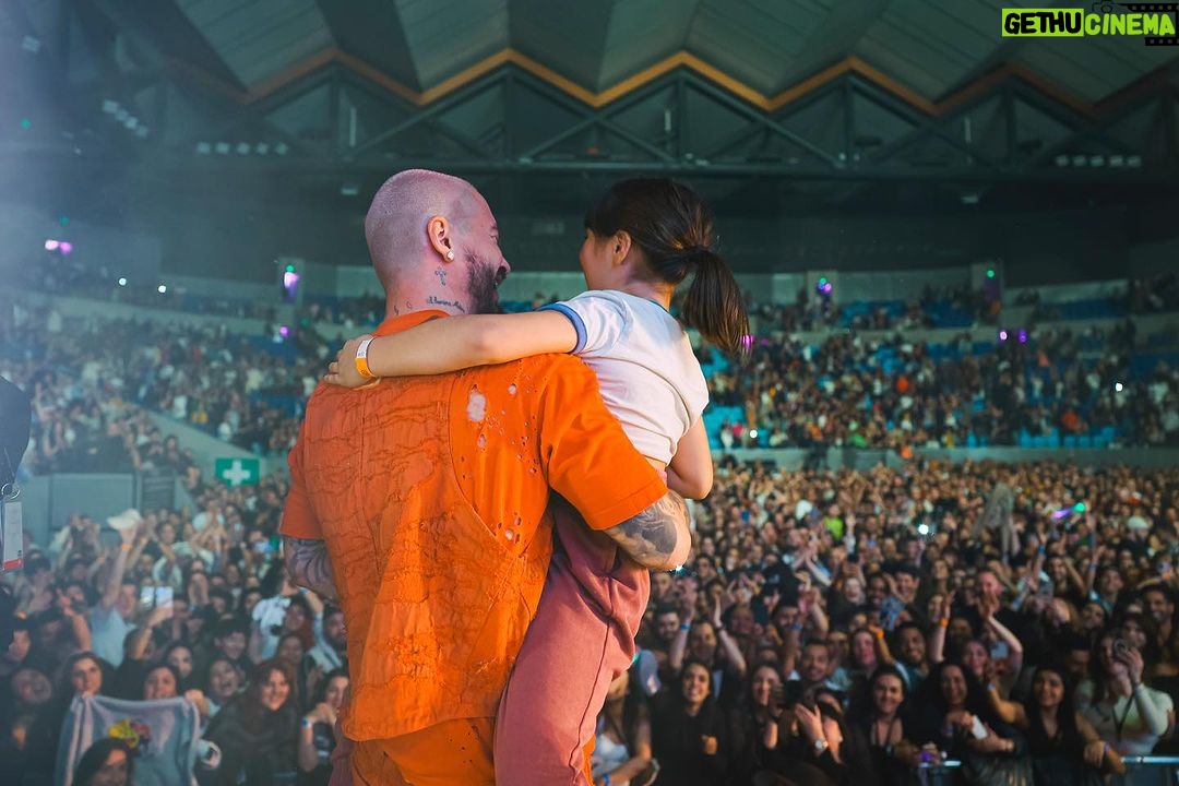 J Balvin Instagram - Nuevo Record del LATINO GANG !! Melbourne -Australia . Estamos mejor que ayer GRACIAS A DIOS!! En Alta!! Melbourne, Victoria, Australia