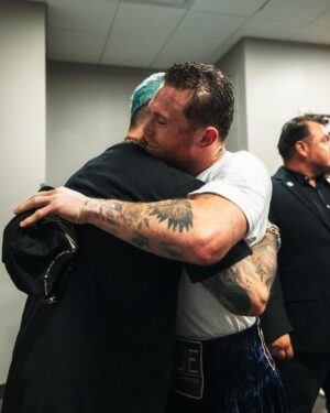 J Balvin Instagram - Feliz de acompañarte en esta victoria e inspirarme hermanito de mi vida como me dices tu! @canelo 🥊 

Latino Gangggg 🇲🇽 + 🇨🇴