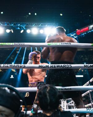 J Balvin Instagram - Feliz de acompañarte en esta victoria e inspirarme hermanito de mi vida como me dices tu! @canelo 🥊 

Latino Gangggg 🇲🇽 + 🇨🇴