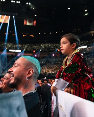 J Balvin Instagram - Feliz de acompañarte en esta victoria e inspirarme hermanito de mi vida como me dices tu! @canelo 🥊 

Latino Gangggg 🇲🇽 + 🇨🇴