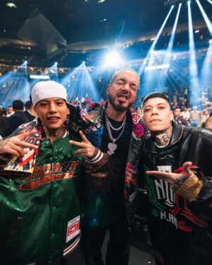 J Balvin Instagram - Feliz de acompañarte en esta victoria e inspirarme hermanito de mi vida como me dices tu! @canelo 🥊 

Latino Gangggg 🇲🇽 + 🇨🇴