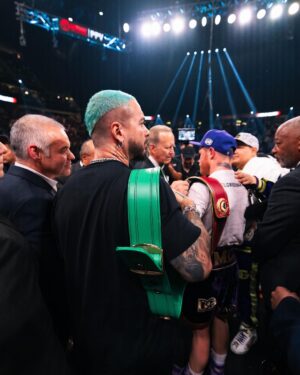J Balvin Instagram - Feliz de acompañarte en esta victoria e inspirarme hermanito de mi vida como me dices tu! @canelo 🥊 

Latino Gangggg 🇲🇽 + 🇨🇴