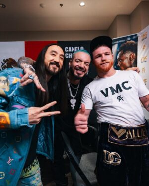 J Balvin Instagram - Feliz de acompañarte en esta victoria e inspirarme hermanito de mi vida como me dices tu! @canelo 🥊 

Latino Gangggg 🇲🇽 + 🇨🇴