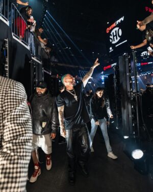 J Balvin Instagram - Feliz de acompañarte en esta victoria e inspirarme hermanito de mi vida como me dices tu! @canelo 🥊 

Latino Gangggg 🇲🇽 + 🇨🇴