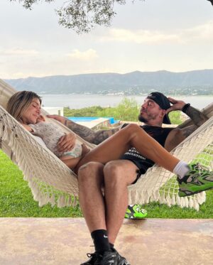 J Balvin Instagram - Feliz cumpleaños a uno de los pilares más importantes de mi vida, gracias por llenar cada lugar que visitas con tu luz y felicidad, por enseñarme de tu sabiduría, a disfrutar de los detalles más pequeños haciéndolos que los sienta de una manera gigantesca.

Te amo ❤️