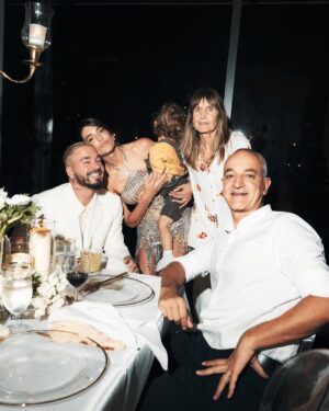 J Balvin Instagram - Feliz cumpleaños a uno de los pilares más importantes de mi vida, gracias por llenar cada lugar que visitas con tu luz y felicidad, por enseñarme de tu sabiduría, a disfrutar de los detalles más pequeños haciéndolos que los sienta de una manera gigantesca.

Te amo ❤️