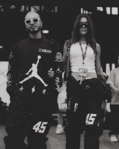 J Balvin Instagram - Feliz cumpleaños a uno de los pilares más importantes de mi vida, gracias por llenar cada lugar que visitas con tu luz y felicidad, por enseñarme de tu sabiduría, a disfrutar de los detalles más pequeños haciéndolos que los sienta de una manera gigantesca. Te amo ❤️