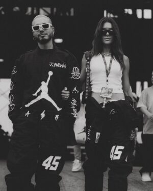J Balvin Instagram - Feliz cumpleaños a uno de los pilares más importantes de mi vida, gracias por llenar cada lugar que visitas con tu luz y felicidad, por enseñarme de tu sabiduría, a disfrutar de los detalles más pequeños haciéndolos que los sienta de una manera gigantesca.

Te amo ❤️